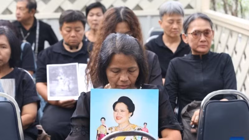 泰国民众于2025年10月26日在曼谷朱拉隆功国王纪念医院悼念诗丽吉王太后。（图片来源：新华社）