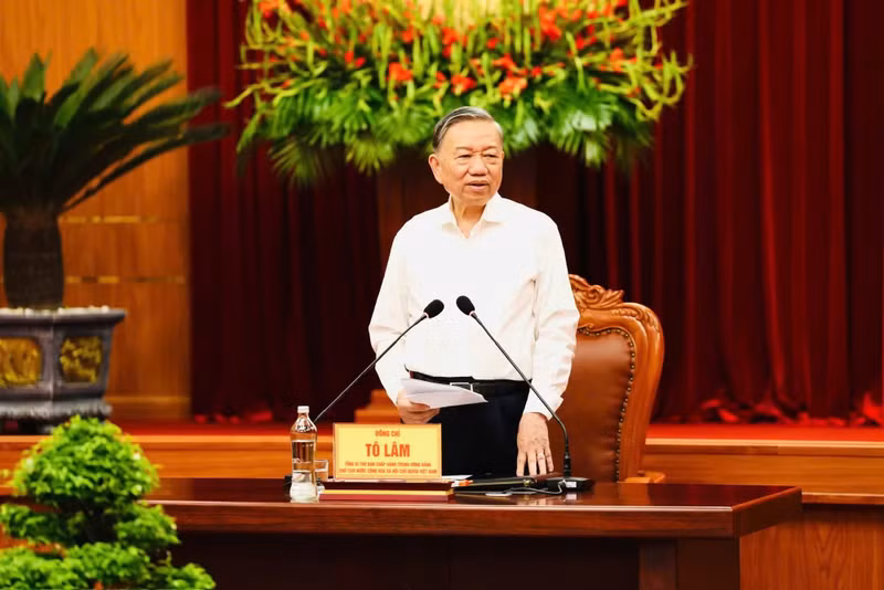 越共中央总书记、国家主席苏林在会议上发表讲话。