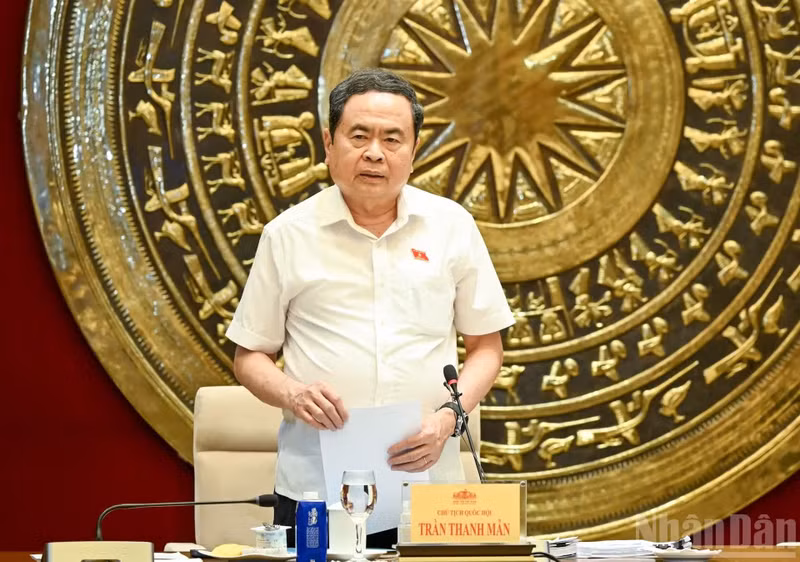 国会主席陈青敏发表讲话。