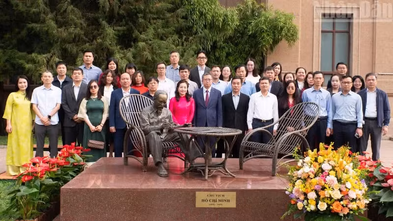 范清平大使与各位代表在大使馆院内的胡志明主席塑像旁合影留念。