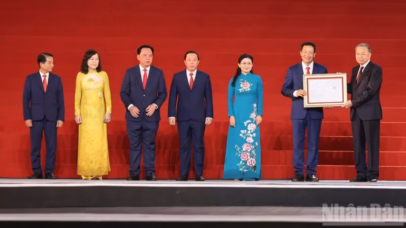 苏林总书记、国家主席代表党和国家领导人，向同奈市党委、政府和人民颁发了国会关于成立同奈市的决议。