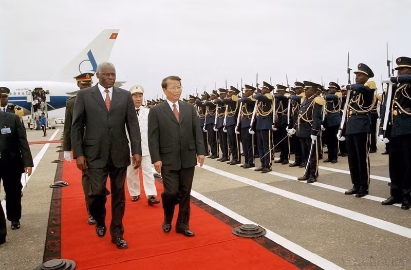 04-tong-thong-cong-hoa-angola-jose-eduardo-dos-santos-va-tong-bi-thu-nong-duc-manh-duyet-doi-danh-du-trong-chuyen-tham-chinh-thuc-toi-angola.jpg