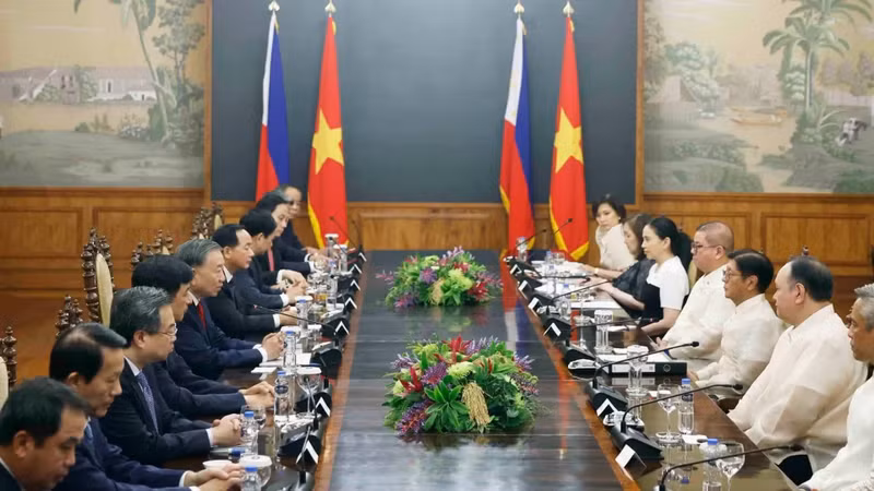 越共中央总书记、国家主席苏林与菲律宾总统费迪南德·罗慕尔德兹·马科斯举行了正式会谈。