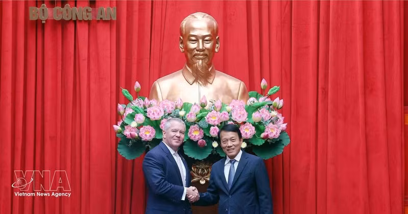 越南公安部部长梁三光大将会见美国负责东亚和太平洋事务的助理国务卿迈克尔·德索姆布雷。（图片来源：越通社）