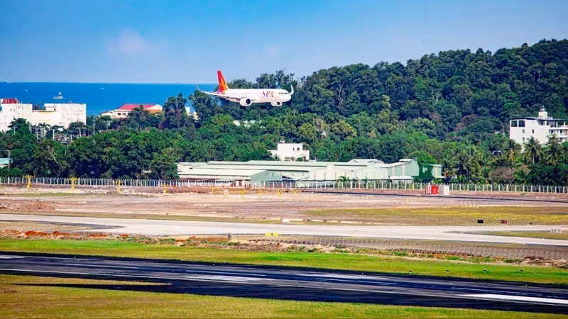 越南太阳富国航空公司9G1955号航班从胡志明市起飞后，平稳降落在富国国际机场2号跑道上。