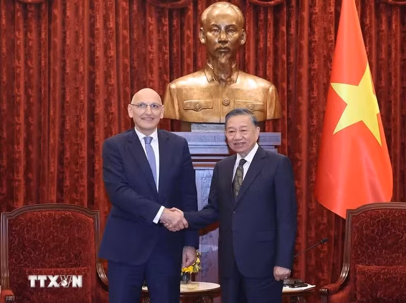 越共中央总书记、国家主席苏林与阿塞拜疆总统特使埃尔欣·阿米尔贝科夫。（图片来源：越通社）