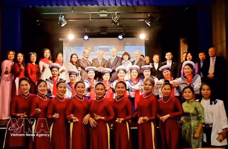 旅居匈牙利越南妇女协会成员与出席活动的代表们合影留念。（图片来源：越通社）