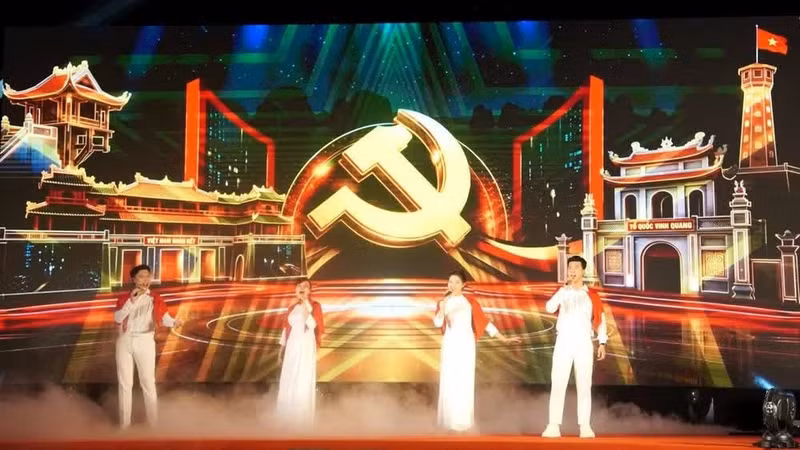 “河内——自1945年历史之秋”艺术晚会是河内市的一项重要活动，属于庆祝八月革命胜利和越南社会主义共和国国庆81周年系列活动之一。（图片来源：世峰 摄）