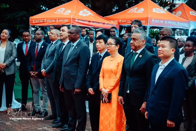 参加在莫桑比克举行的越南社会主义共和国成立81周年庆祝活动的各位代表。（图片来源：越通社）
