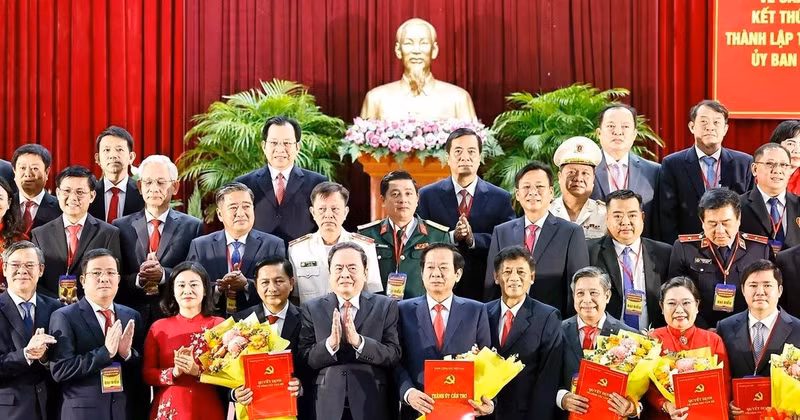 国会主席陈青敏与代表们合影。（图片来源：越通社）