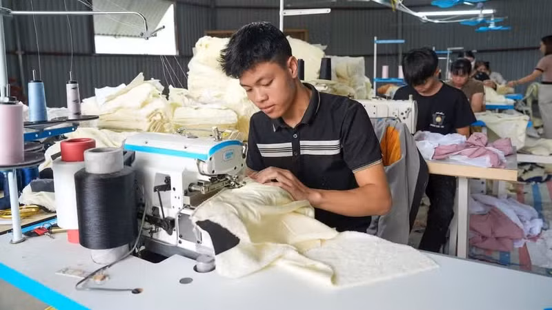 富寿省的一家服装生产基地。（越锋 摄）