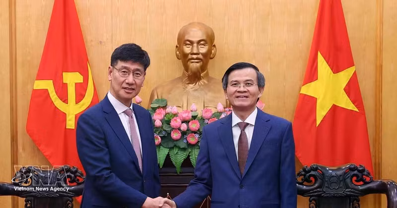 胡志明国家政治学院院长段明训副教授会见三星（越南）公司总经理罗基洪。