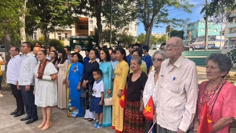 各位代表出席缅怀胡志明主席的鲜花仪式。