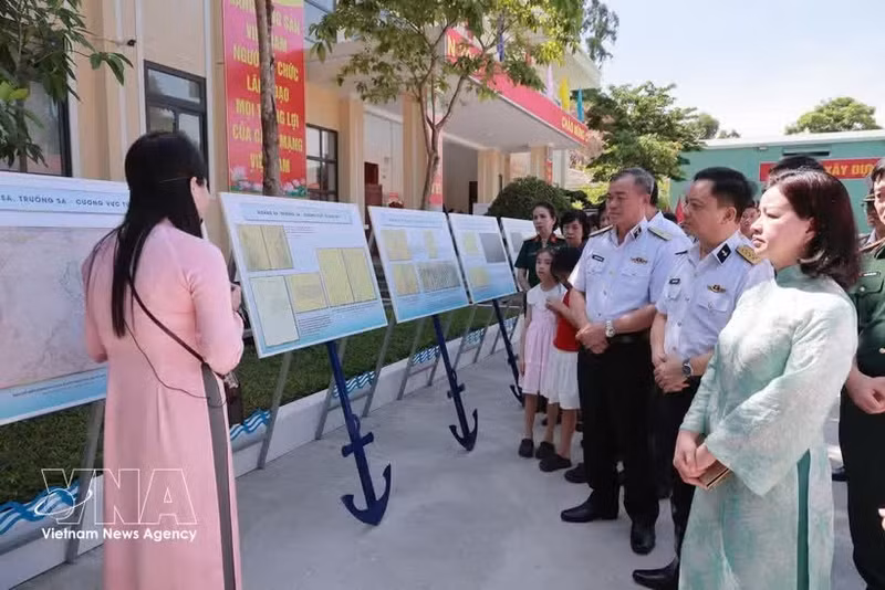 “黄沙、长沙——神圣的海岛”展览开幕式在岘港举行。（图片来源：越通社）