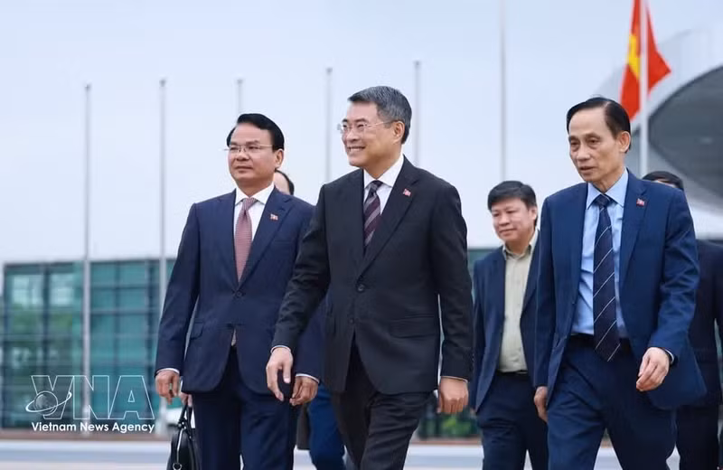 政府总理黎明兴率越南高级代表团启程赴俄出席东盟-俄罗斯对话伙伴关系35周年纪念峰会。