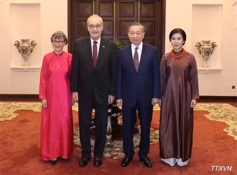 越共中央总书记、国家主席苏林及夫人吴芳璃同瑞士总统居伊·帕姆兰及夫人卡罗琳·帕姆兰合影留念。（图片来源：越通社）