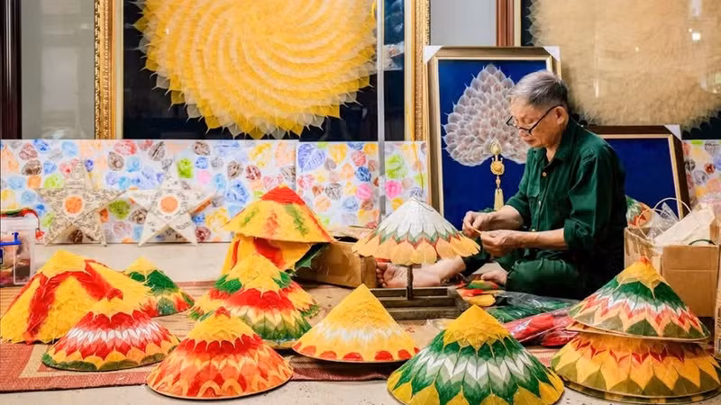 宁平省生药合作社的菩提叶手工艺品制作场景。