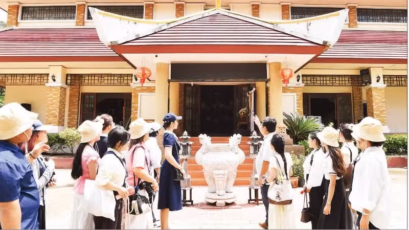 游客参观位于泰国乌隆府的胡志明主席历史遗迹区。