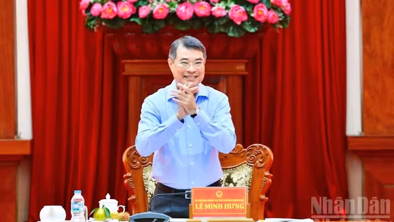 越南政府总理黎明兴主持召开同塔省委常委会的工作会议。