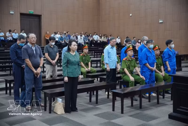各被告人听取法庭宣判。（图片来源：越通社）