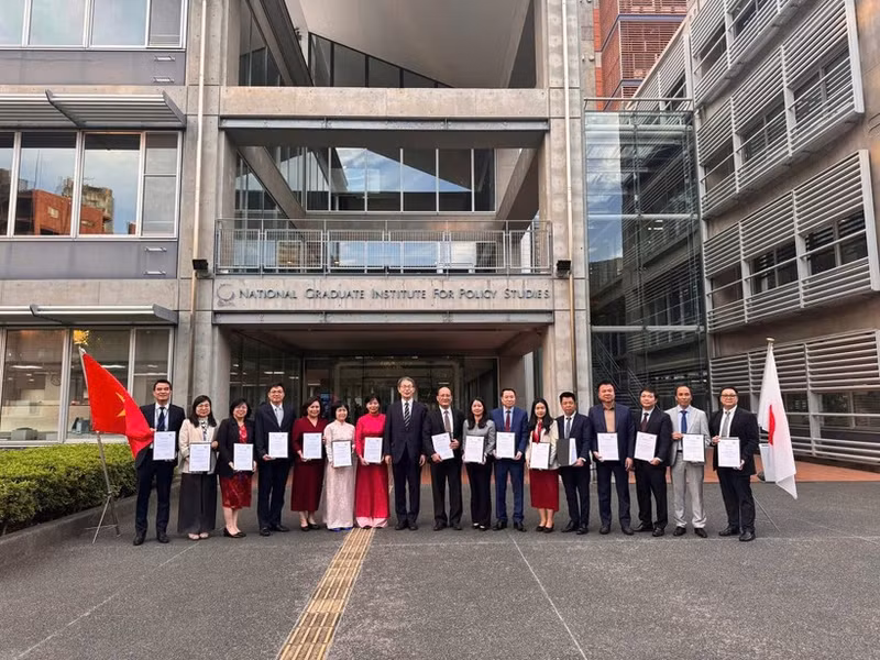 结业仪式结束后，越南司局级干部代表团在日本国立政策研究大学院大学（GRIPS）校园内合影留念。