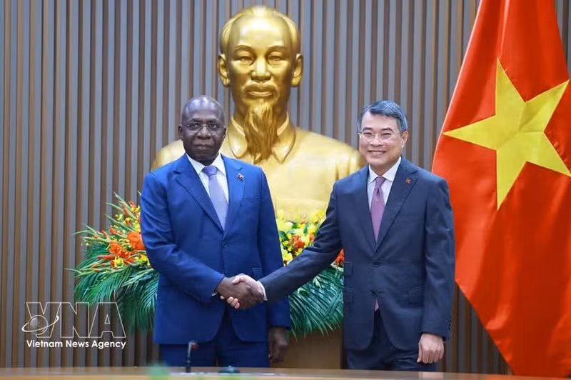越南政府总理黎明兴会见正在对越南进行正式访问的安哥拉共和国外交部长泰特·安东尼奥。