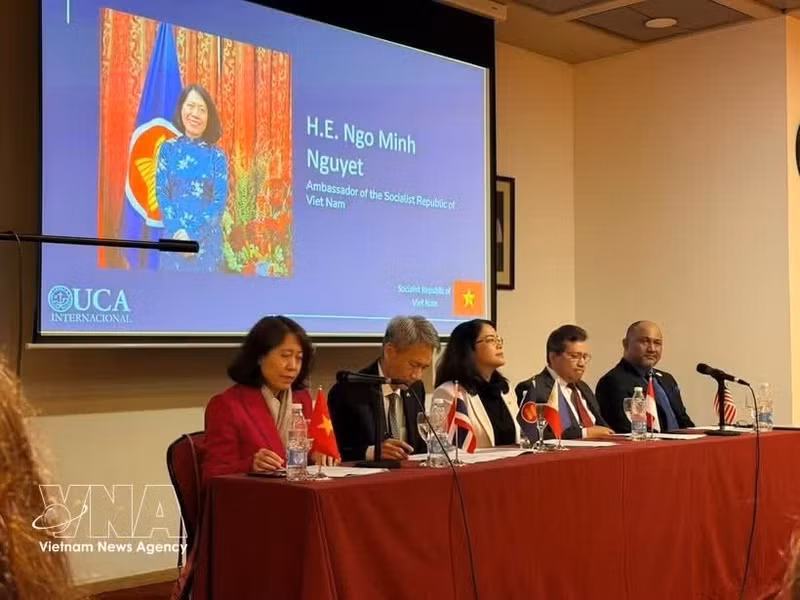 越南驻阿根廷大使吴明月在向阿根廷天主教大学（UCA）广大教授、讲师和学生发表讲话。