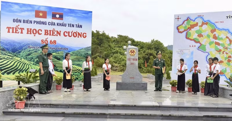 “边疆课堂”帮助学生进一步了解家乡边疆，从小树立参与维护国家主权和边境安全的责任意识。（图片来源：越通社）