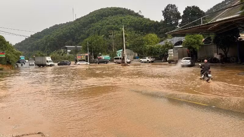 4月17日凌晨的暴雨导致宣光省山阳乡路段的37号国道发生内涝。