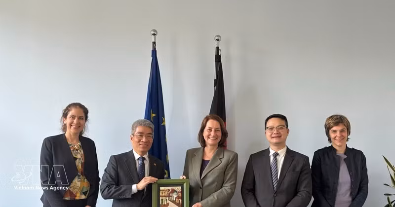 越南驻德国大使阮得成向德国联邦劳动及社会事务部国务秘书莱奥妮·格贝尔斯赠送纪念品。