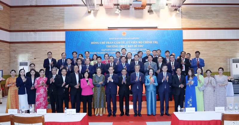 越共中央书记处常务书记陈锦秀会见旅柬越南人社群。