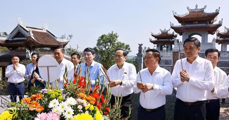 越南国会主席、国家选举委员会主席陈青敏同工作代表团在胡志明主席家祠——钟山祠上香缅怀胡志明主席。