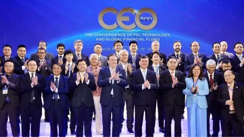 与会代表在CEO 500项目上合影留念。（图片来源：组委会）