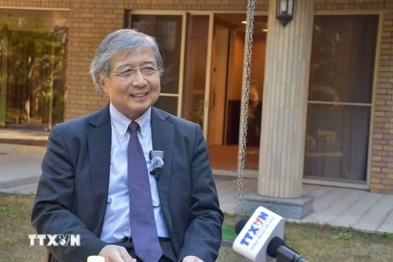 东京大学教授西泽俊郎接受越通社记者的采访。（图片来源：越通社）