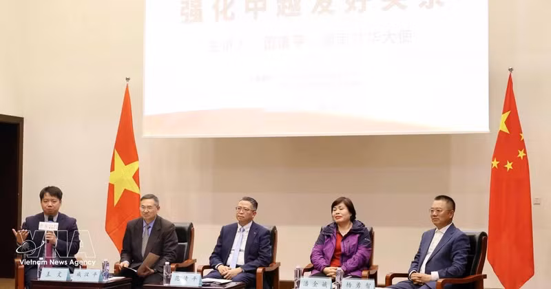中国多位知名专家学者就越中关系进行交流。（图片来源：越通社）