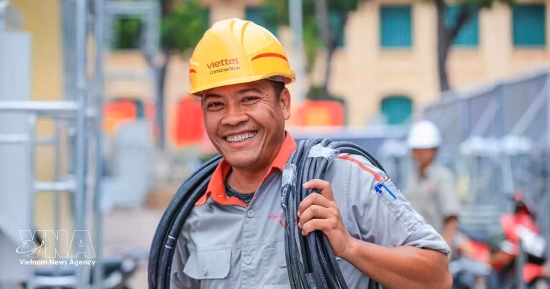 Viettel河内建设分公司基站技术人员裴德南的喜悦之情溢于言表。