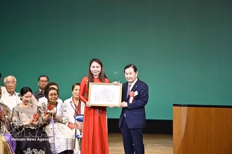 越南公民荣获“全球公民社区奖”。（图片来源：越通社）
