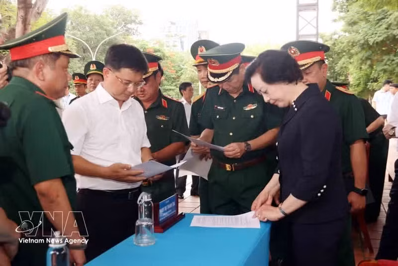 政府副总理范氏清茶检查烈士遗骸搜寻归葬行动启动仪式准备工作。（图片来源：越通社）