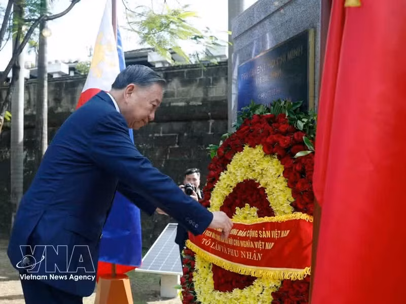 越共中央总书记、国家主席苏林在菲律宾向胡志明主席雕像敬献花圈。