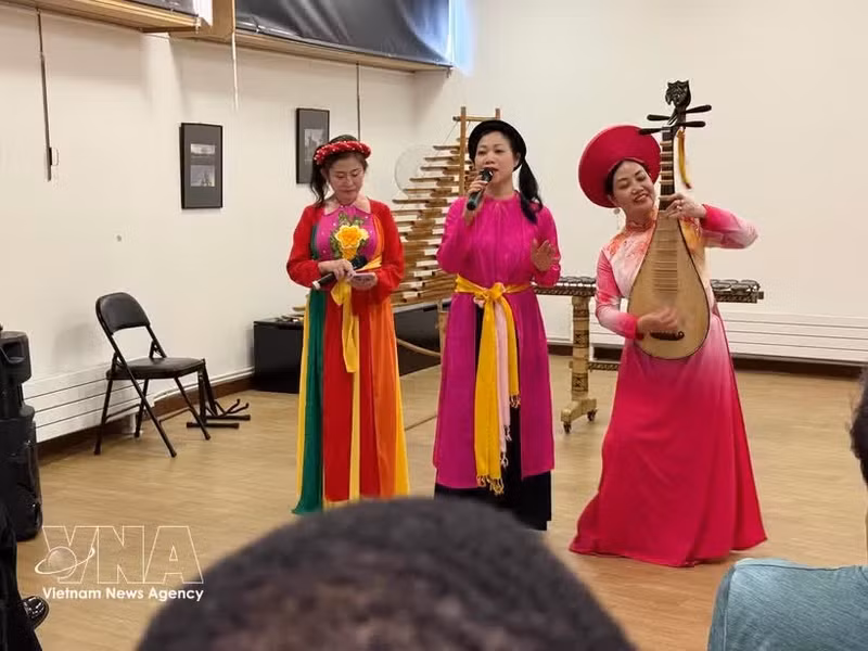 各名演员表演了被译为法语的歌曲《鼓饭》。（图片来源：越通社）