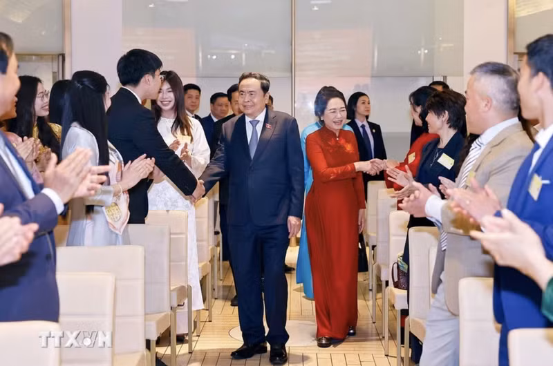 越南国会主席陈青敏会见旅意越南人社群。（图片来源：越通社）