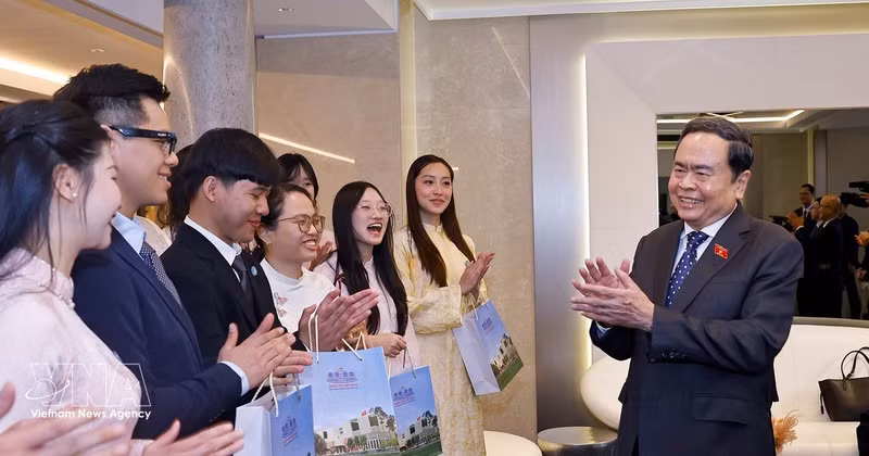 越南国会主席陈青敏在米兰市会见旅意的越南学生会及优秀留学生代表。（图片来源；越通社）