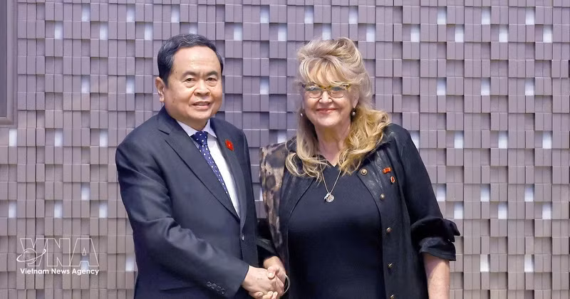 越南国会主席陈青敏和越南驻意大利都灵名誉领事桑德拉·斯卡利奥蒂。（图片来源：越通社）