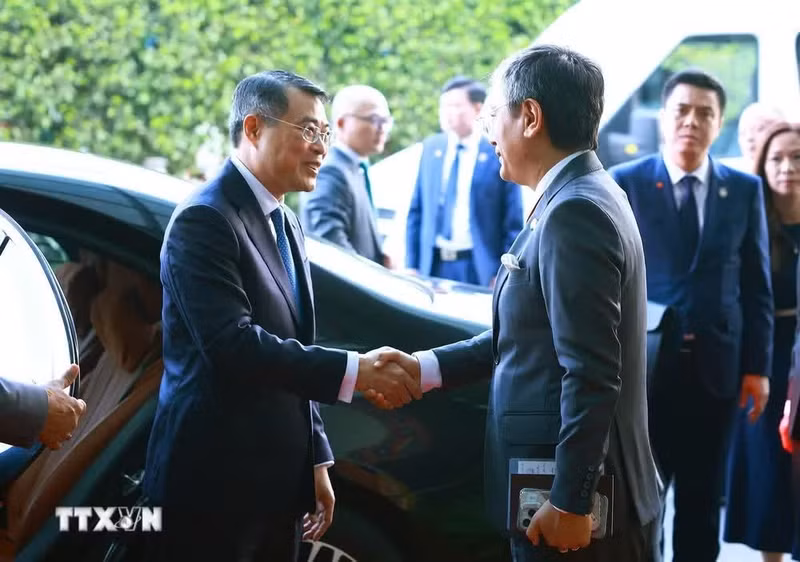 印度高级官员在机场欢送黎明兴总理及越南高级代表团。