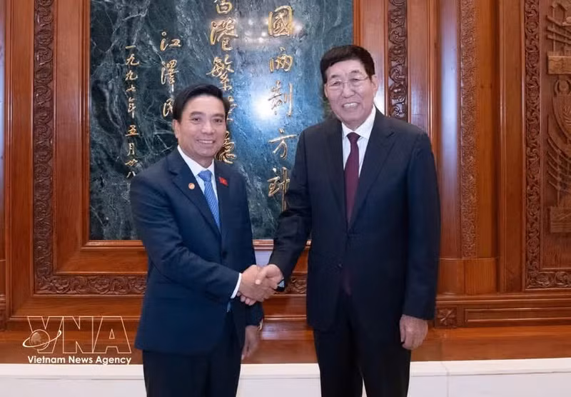 越中友好议员小组主席阮尹英会见中越友好议员小组主席巴音朝鲁。（图片来源：越通社）