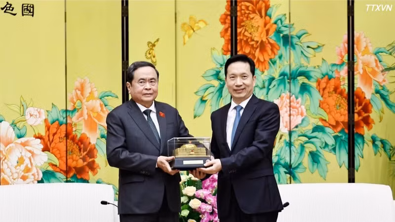 越南国会主席陈青敏向陕西省委书记赵一德赠送纪念品。（图片来源：越通社）