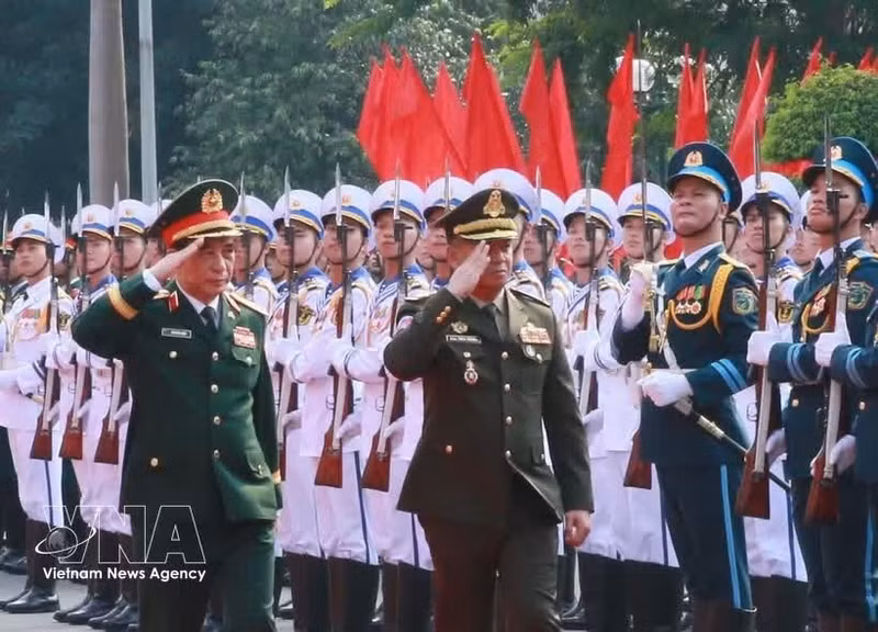 越南政府副总理、国防部长潘文江大将在河内举行仪式，欢迎柬埔寨副首相兼国防大臣迪西哈大将一行。（图片来源：越通社）