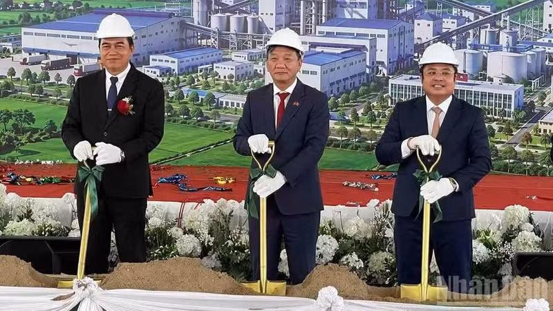 阮明心大使同与会代表在项目重启仪式上举行奠基仪式。（郑勇 摄）