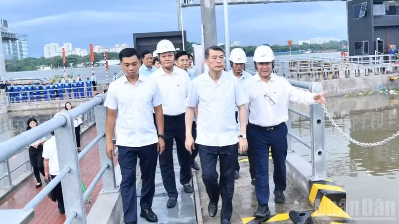 越南政府总理黎明兴实地视察胡志明市潮汐内涝防治项目。（图片来源：越通社）