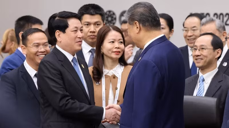 越南国家主席梁强在2025年亚太经济合作组织（APEC）领导人会议期间会见中共中央总书记、中国国家主席习近平。（图片来源：越通社）